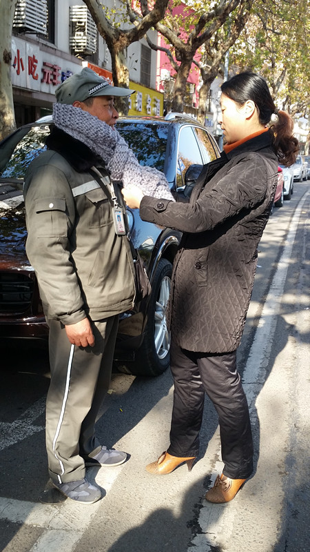 集團(tuán)工會(huì)至保安停車收費(fèi)一線“送溫暖”_副本.jpg