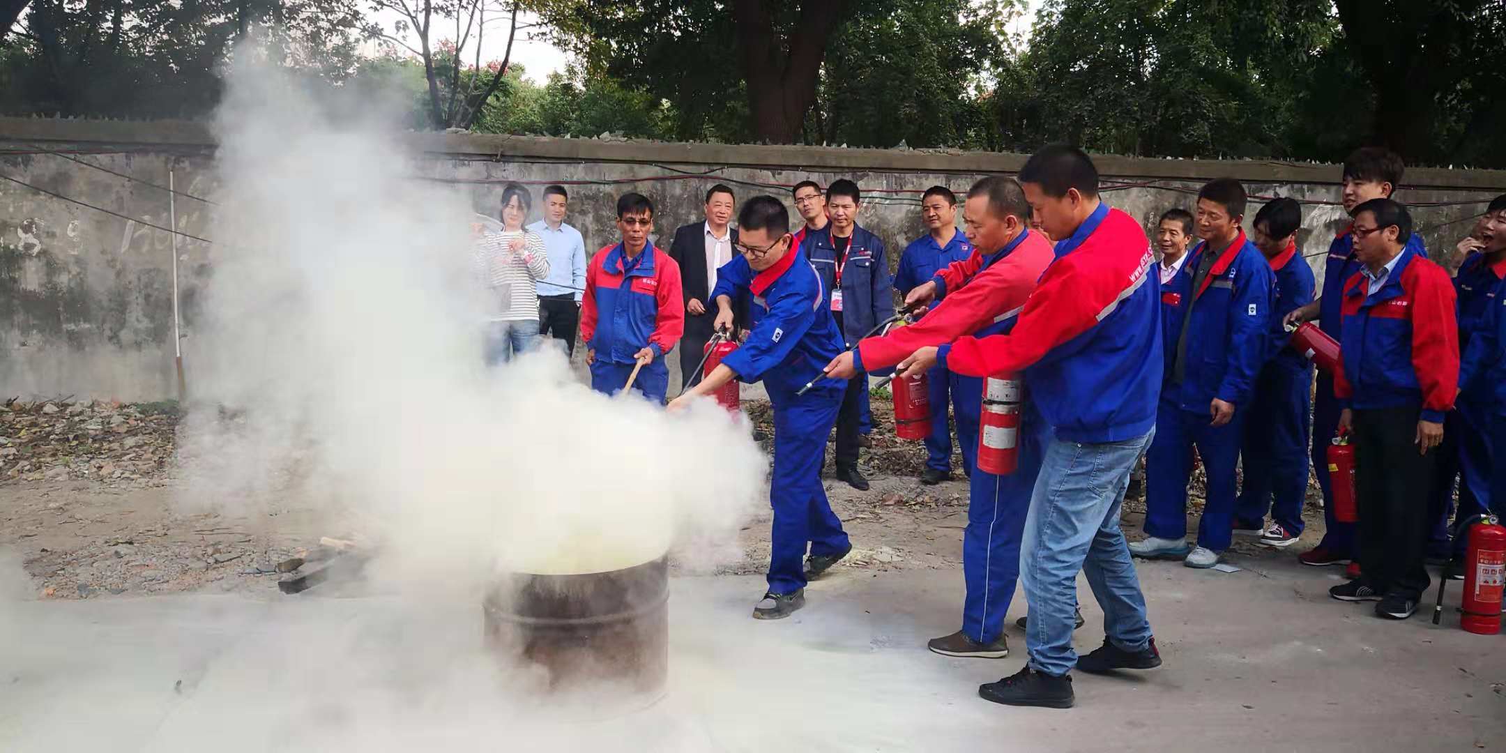 保安公司組織朝陽加油站員工進(jìn)行消防教學(xué)演練活動(dòng).jpg